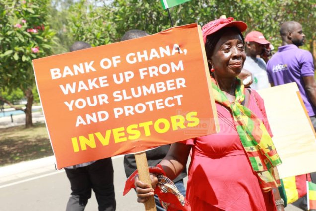 Locked-up-Investment-Holders-protest-16-636x424
